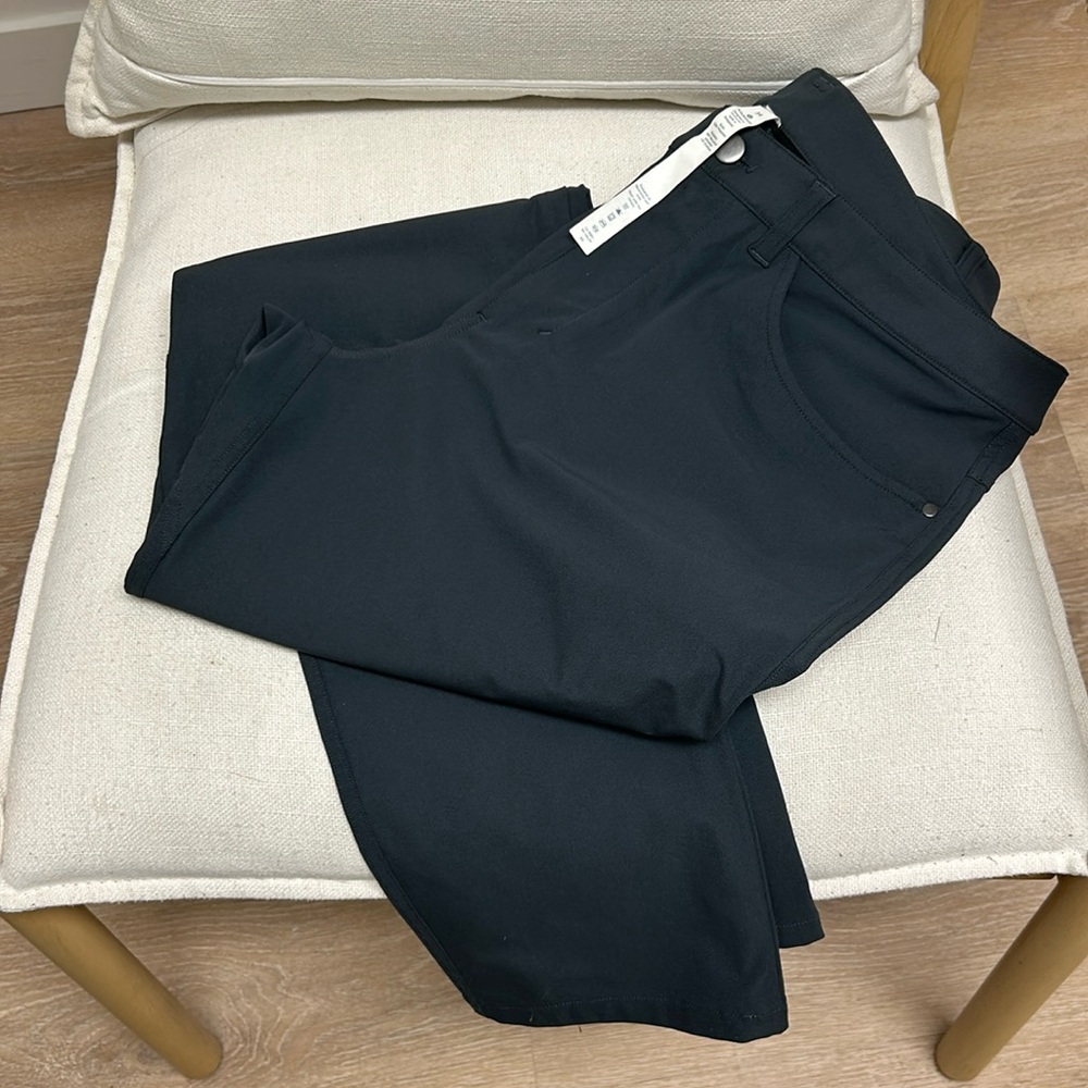 Lululemon men’s ABC pant in a size 34